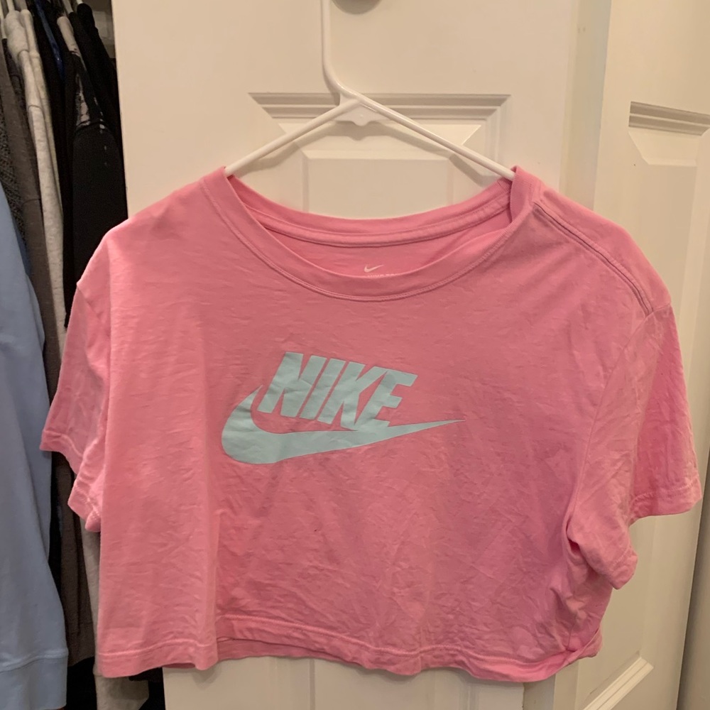 Pink Nike Cropped tee